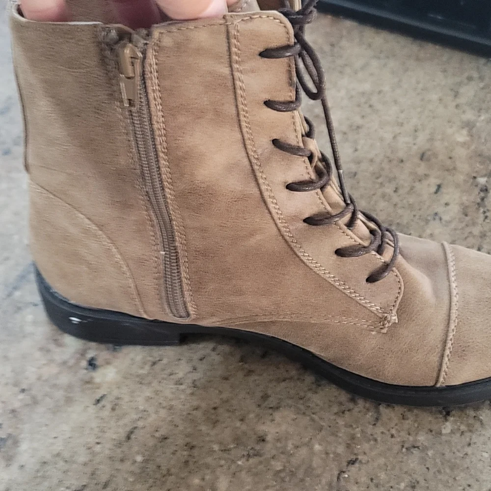 Boots - Picture 3 of 4